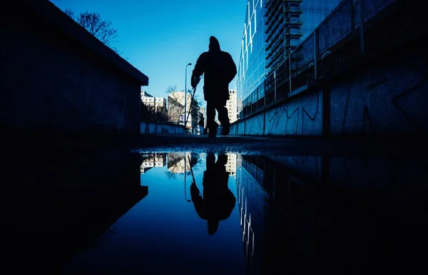 Vue Angle Bas Une Silhouette Homme Sur Une Ruelle Avec — Photo