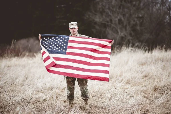 Amerikan Bayrağını Tutan Bir Amerikan Askerinin Sığ Odak Noktası — Stok fotoğraf