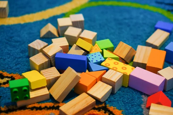 敷物の上の子供のための木造建築物のブロックのクローズアップショット — ストック写真