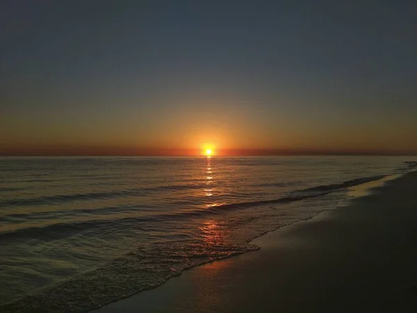 Een Prachtig Landschap Van Zonsondergang Reflecterend Zee — Stockfoto