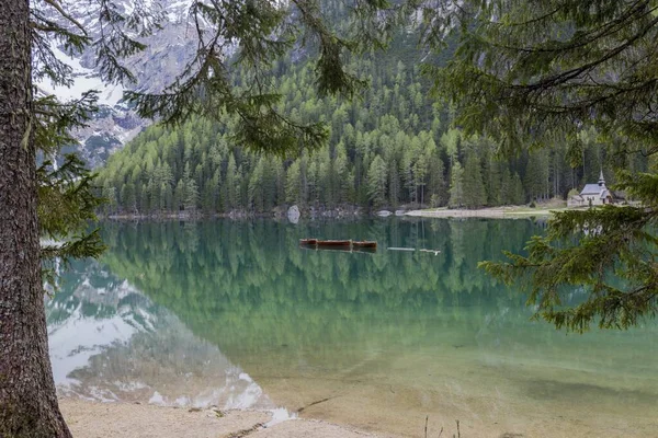 Iago Braies Manzarası Etkileyici Yeşil Göl Yüksek Karlı Dağları Yansıtan — Stok fotoğraf