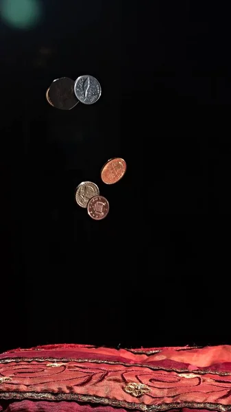 Disparo Vertical Monedas Textil Rojo Sobre Fondo Negro — Foto de Stock