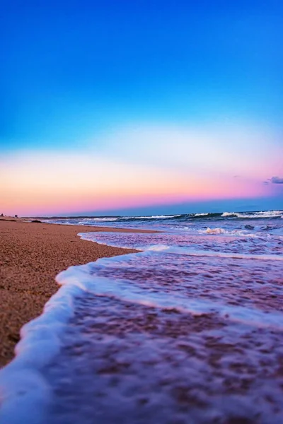 Красивый Снимок Заката Пляже Ясным Небом Заднем Плане — стоковое фото