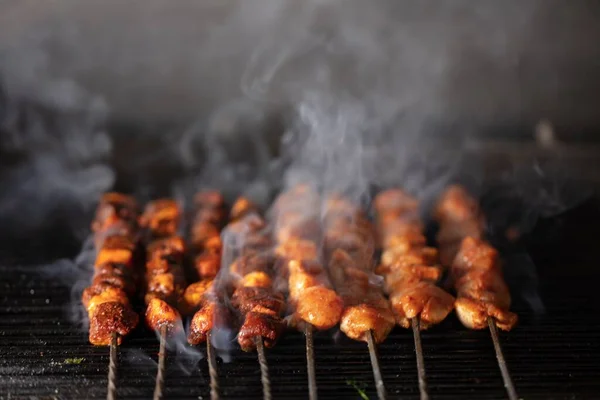 Tiro Close Carne Fumante Espetos Uma Grade — Fotografia de Stock