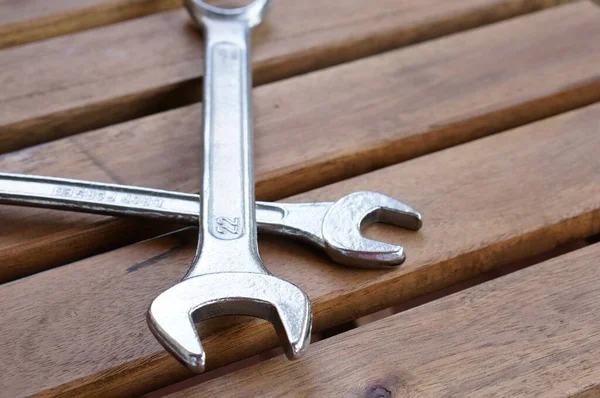 Nahaufnahme Zweier Metallschlüssel Auf Einem Holztisch — Stockfoto