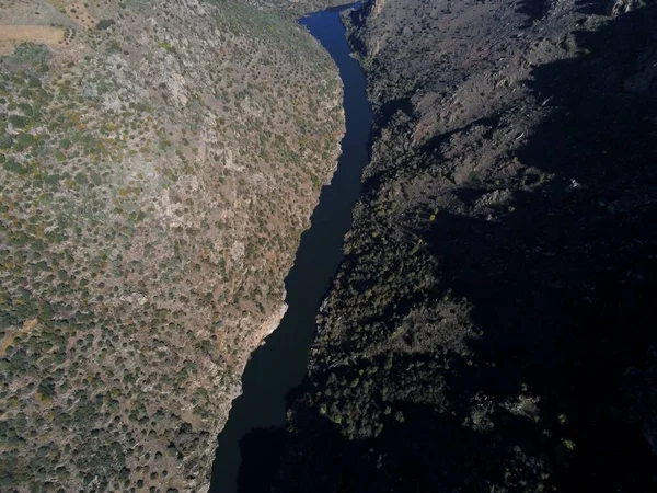 Vzdušný Záběr Řeky Uprostřed Hor Perea Ribera Salamanca Španělsko — Stock fotografie