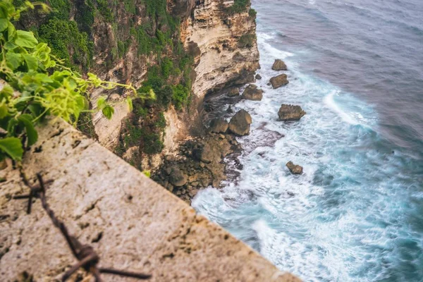 Colpo Angolo Alto Della Base Una Scogliera Uluwatu Con Onde — Foto Stock