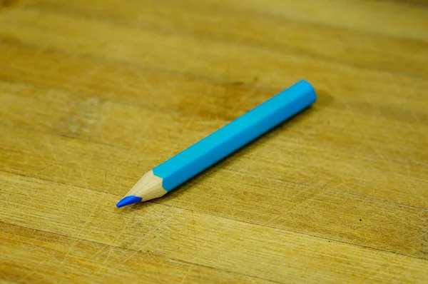 Tiro Close Lápis Desenho Azul Claro Uma Superfície Madeira — Fotografia de Stock