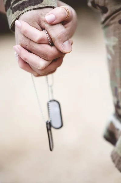 Bir Amerikan Askerinin Karısının Ele Tutuşup Asker Künyesi Taktığı Sığ — Stok fotoğraf