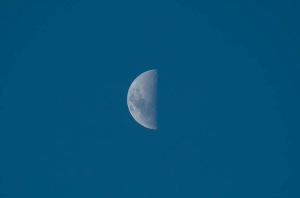 Disparo Ángulo Bajo Una Luna Primer Cuarto Fase —  Fotos de Stock