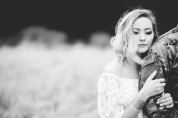 Grayscale Shot American Soldier His Loving Wife Standing Grassy Field — Stock Photo, Image