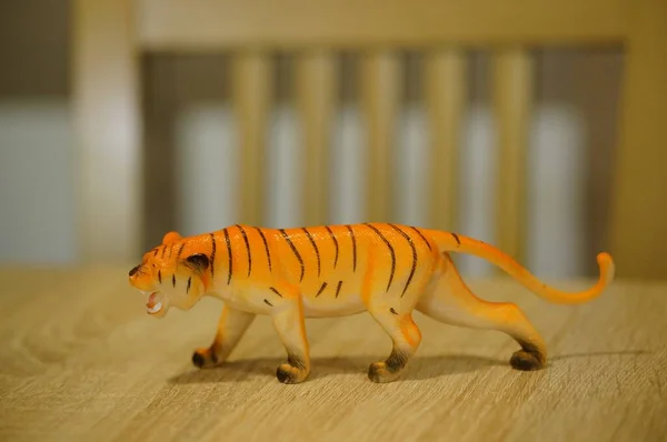 Nahaufnahme Eines Spielzeug Tigers Auf Einer Holzoberfläche Mit Verschwommenem Hintergrund — Stockfoto