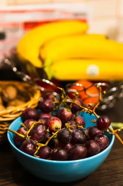 Een Verticaal Shot Van Bessen Een Kom Achter Bananen — Stockfoto