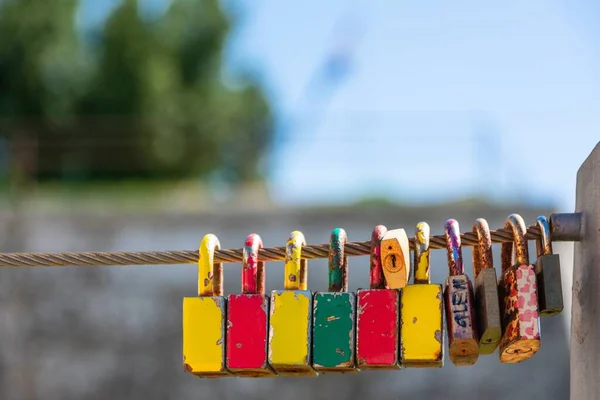 Eine Nahaufnahme Bunter Rostiger Schlösser Einem Kabel Mit Verschwommenem Hintergrund — Stockfoto