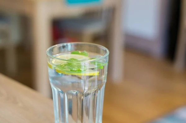 Primer Plano Vaso Agua Con Limón Menta Con Fondo Borroso — Foto de Stock