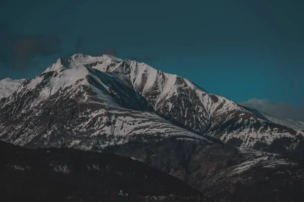 Akşamları Karla Kaplı Yüksek Dağlar — Stok fotoğraf
