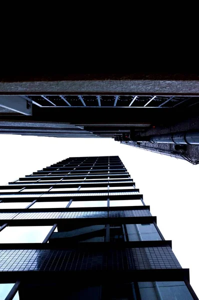 Egy Alacsony Szögű Felvétel Két Nagy Felhőkarcolóról Városban — Stock Fotó