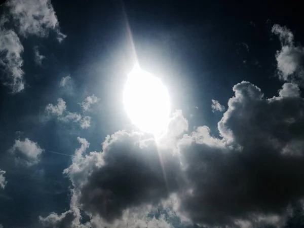 Низкий Угол Съемки Яркого Солнца Сияющего Облачном Небе Отлично Подходит — стоковое фото