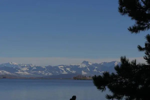 蓝天下平静的湖景 背景是群山 迷人极了 — 图库照片