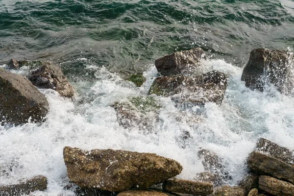 Морские Волны Бьются Скалы Водой Брызгающейся Вокруг — стоковое фото