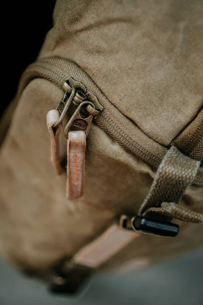 Eine Nahaufnahme Der Reißverschlusslaschen Einer Braunen Canvas Kameratasche — Stockfoto