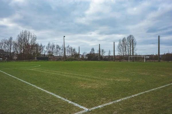 Ampio Scatto Campo Calcio Con Cielo Nuvoloso Sullo Sfondo — Foto Stock