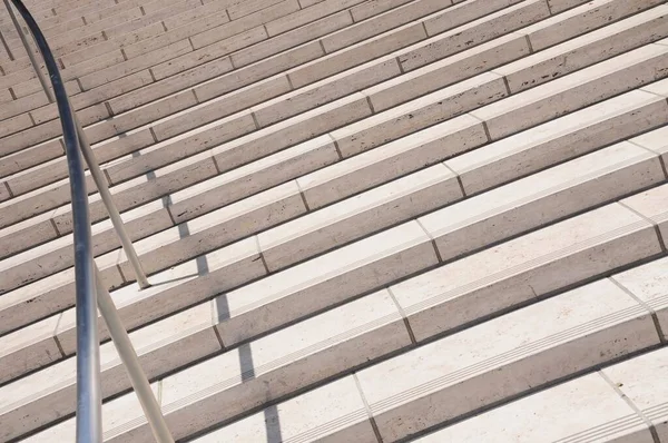Plano Ángulo Holandés Escaleras Blancas Con Pasamanos Metal —  Fotos de Stock