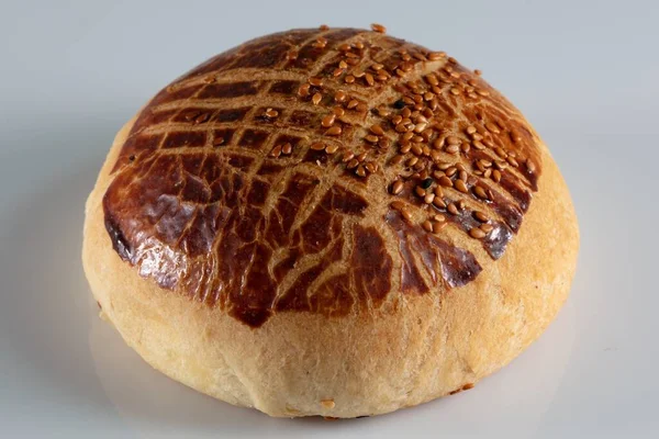 Beyaz Bir Yüzeyde Yeni Pişmiş Tatlı Bir Çöreğin Yakın Plan — Stok fotoğraf