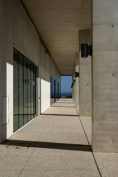 白色石头建筑的一个长的室外走廊的垂直截图 — 图库照片