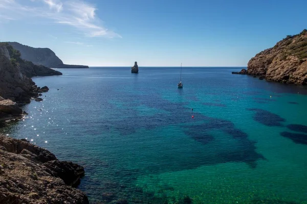 Een Heldere Blauwe Zee Een Lucht Ibiza Spanje — Stockfoto