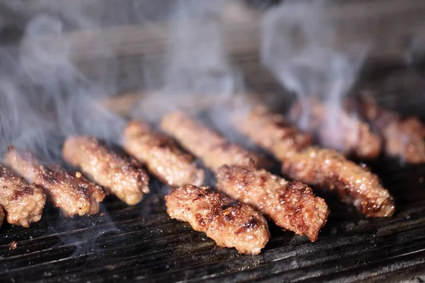 Primer Plano Kebab Una Parrilla Con Humo —  Fotos de Stock