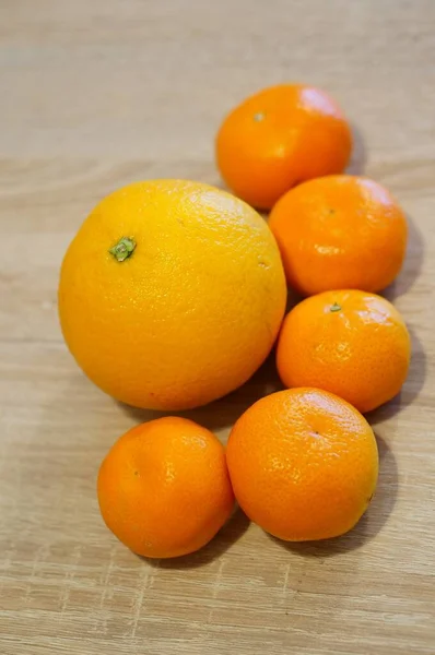 Close Vertical Cinco Tangerinas Torno Uma Laranja Uma Superfície Madeira — Fotografia de Stock