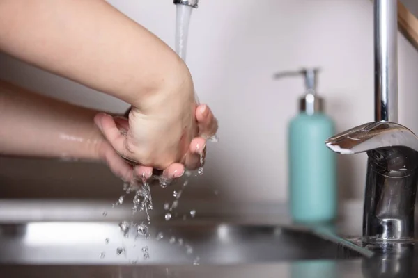 Een Persoon Wast Haar Handen Met Zeep Gootsteen — Stockfoto