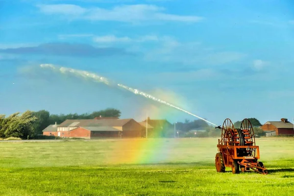 Sebuah Tembakan Yang Indah Dari Pelangi Terbentuk Dari Sprinklers Air — Stok Foto