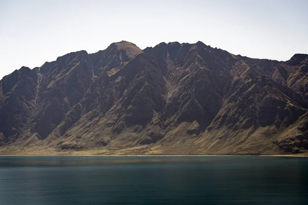 Озеро Окруженное Скалами Солнечным Светом Новой Зеландии — стоковое фото