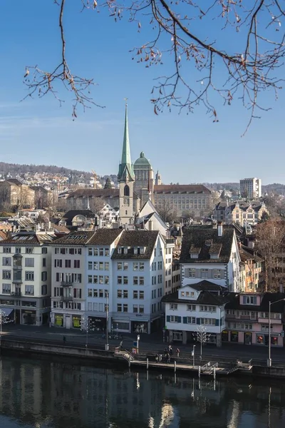 スイスのプレディゲルキルヒ教会の尖塔を持つチューリッヒの街並みの垂直ショット — ストック写真
