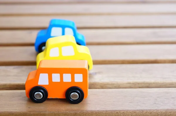 Zbliżenie Ujęcie Kolorowych Zabawek Samochodów Drewnianej Powierzchni — Zdjęcie stockowe