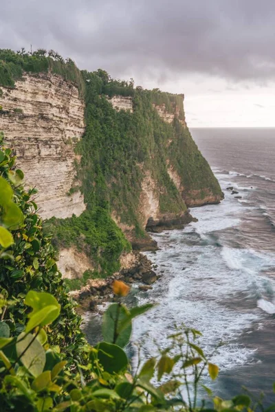 Colpo Verticale Scogliere Uluwatu Bali Indonesia Sotto Cieli Nuvolosi — Foto Stock