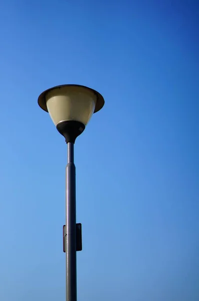 澄んだ青空の下で電気街灯の低角度ショット — ストック写真
