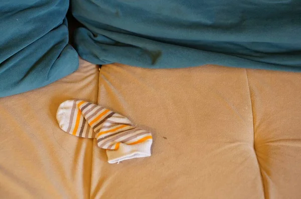 Крупним Планом Знімок Сірих Шкарпеток Барвистими Акцентами Дивані — стокове фото