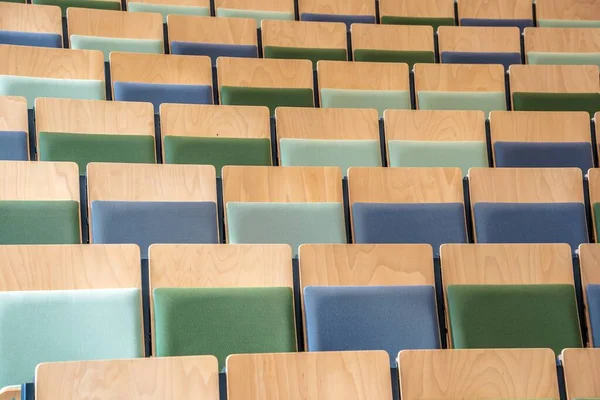 Una Sala Conferencias Vacía Con Sillas Colores —  Fotos de Stock