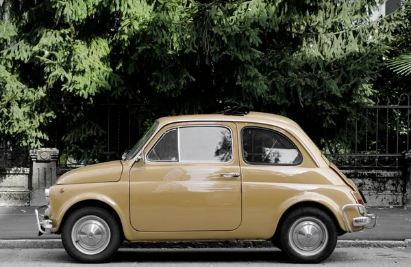 Vintage Auto Ulici Obklopeno Stromy Pod Slunečním Svitem — Stock fotografie