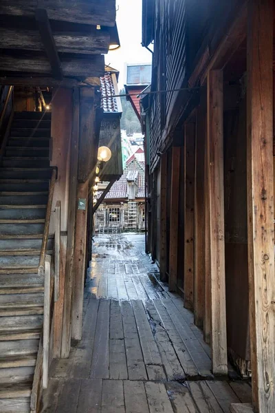 位于挪威卑尔根的老盐鳕鱼仓库之间的一条小巷的垂直图片 — 图库照片