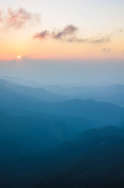 Een Verticaal Shot Van Een Prachtige Zonsondergang Boven Mistige Bergen — Stockfoto