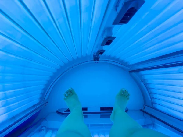 Γυναίκα Στο Κρεβάτι Tanning Στην Ελβετία — Φωτογραφία Αρχείου