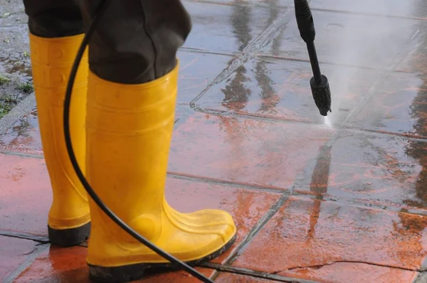 Eine Person Gelben Gummistiefeln Mit Hochdruckwasserdüse Reinigt Den Schmutz Den — Stockfoto