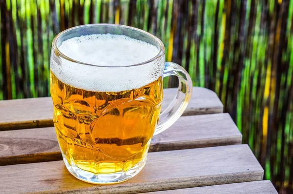 Tiro Close Copo Cerveja Gelada Uma Superfície Madeira — Fotografia de Stock