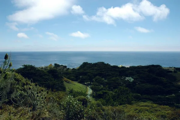 Uma Paisagem Colinas Cobertas Vegetação Uma Estrada Cercada Pelo Mar — Fotografia de Stock