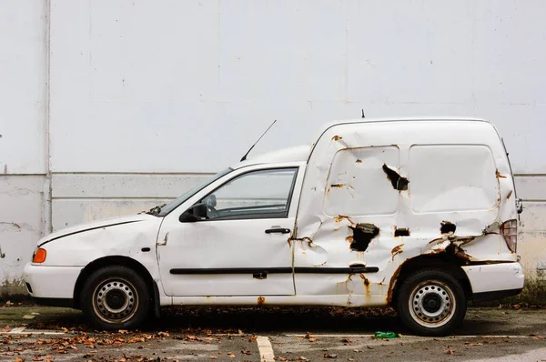 Caminhão Enferrujado Branco Estacionado Perto Uma Parede Branca — Fotografia de Stock