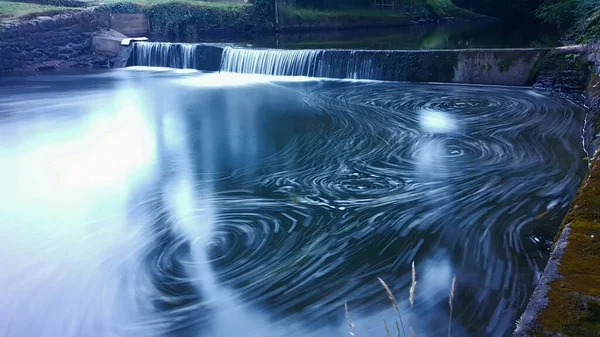 Красивый Высокий Угол Съемки Водопада Парке Зеленью Рядом — стоковое фото